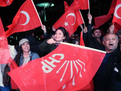 Seguidores del CHP celebran en Ankara los resultados de su partido. En vídeo, los islamistas turcos pierden Ankara y podrían perder también en Estambul.