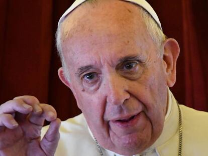El papa Francisco, en la rueda de prensa del vuelo de regreso de su viaje a Marruecos. En vídeo, declaraciones sobre las concertinas.