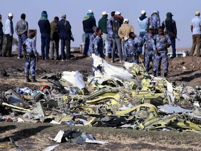 La policía federal etíope en el lugar del accidente del vuelo 302 de Ethiopian Airlines el 10 de marzo. En vídeo, declaraciones del CEO de Boeing.