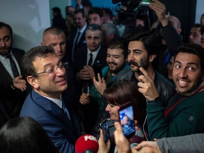 El candidato del CHP, Ekrem Imamoglu, recibido por sus seguidores en las primeras horas de hoy, tras conocerse que lidera el recuento por la alcaldía de Estambul. En vídeo, el partido de Erdogan pierde la alcaldía de Ankara y podría perder la de Estambul.