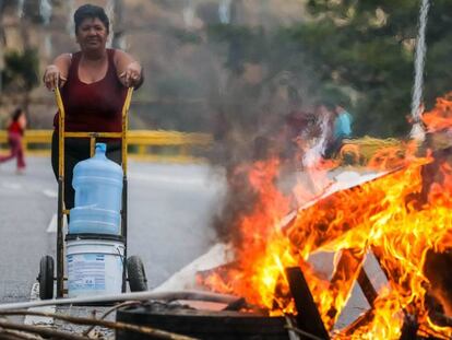 Una protesta por la falta de agua potable y electricidad en Caracas. En vídeo, Nicolás Maduro anuncia el comienzo de un racionamiento eléctrico.
