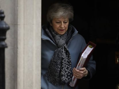 Theresa May, a su salida este miércoles de Downing Street. En vídeo, el Parlamento rechaza las alternativas al plan de May para el Brexit.
