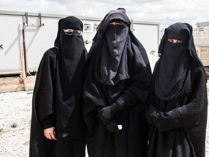 Desde la izquierda, Yolanda Martínez, Lubna Miludi y Luna Fernández, en Siria.