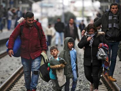 Una familia de refugiados durante una protesta este viernes en la estación central de Atenas, Grecia.