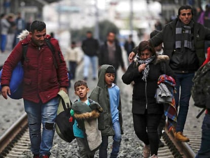 Una familia de refugiados durante una protesta este viernes en la estación central de Atenas, Grecia.