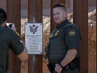 Dos agentes de la policía fronteriza se hacen fotos el pasado octubre en el trozo de valla que Trump visitó este viernes. En vídeo, comparecencia de Trump este viernes en Calexico, California.