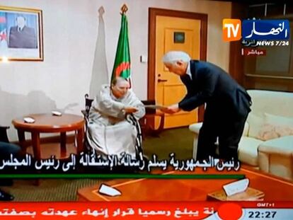 El presidente Abdelaziz Buteflika entrega la carta de su dimisión al presidente del Consejo Constitucional, Tayeb Belaiz, en una imagen tomada del canal Ennahar el 2 de abril. A su derecha, el presidente del Senado. En vídeo, las protestas de este viernes.
