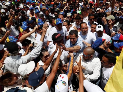 Juan Guaidó, con simpatizantes este sábado en Caracas.