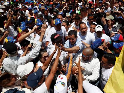 Juan Guaidó, con simpatizantes este sábado en Caracas.