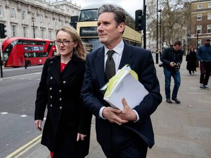 El equipo negociador del Partido Laborista, Keir Starmer y Rebecca Long-Bailey, este viernes en Londres. En vídeo, Theresa May defiende la negociación con los laboristas.