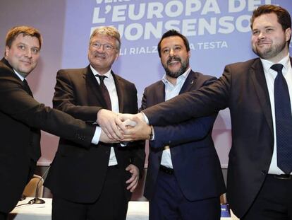 El primer ministro italiano, Matteo Salvini, junto a sus socios: Olli Kotro, de Verdaderos Finlandeses; Joerg Meuthen, de Alternativa para Alemania y Anders Vistisen, del Partido Popular Danés. En vídeo, declaraciones de Salvini.