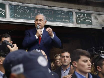 Benjamín Netanyahu, el lunes en un mercado de Jerusalén. En vídeo, el primer ministro israelí promete anexionar parte de Cisjordania si gana las elecciones.