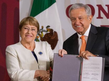 Bachelet y López Obrador muestran la firma del acuerdo.