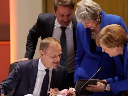 Desde la izquierda, Donald Tusk, presidente del Consejo Europeo; Xavier Bettel, primer ministro de Luxemburgo; Theresa May, primera ministra británica, y Angela Merkel, canciller alemana, durante la reunión del Brexit este miércoles. En vídeo, declaraciones de Charles Michel, primer ministro belga.