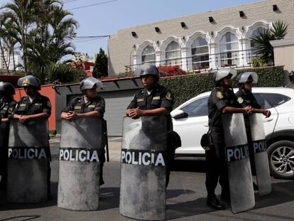 Agentes policiales hacen guardia ante la casa de Kuczynski