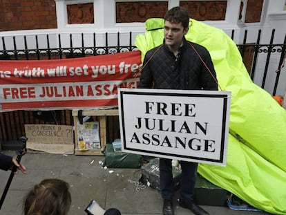 Varios activistas acampados en la Embajada de Ecuador en Londres piden la liberación de Assange, este jueves. En vídeo, las declaraciones del ministro de Exteriores de Reino Unido, Jeremy Hunt.