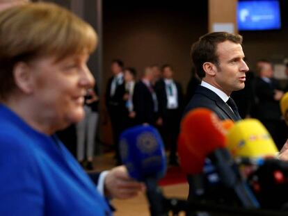 Angela Merkel y Emmanuel Macron, a su llegada a la cumbre, este miércoles. En vídeo, Sánchez cree que la nueva prórroga al Brexit es una "solución razonable".