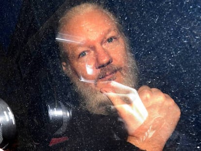 El fundador de WikiLeaks, Julian Assange, tras su detención en Londres. En vídeo, perfil de Assange.