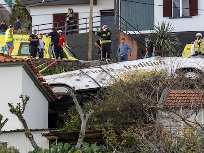 Los servicios de rescate inspeccionan el lugar del accidente. En vídeo, el accidente de un autobús en Madeira deja al menos 29 muertos.