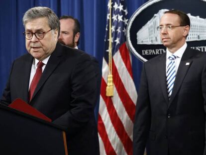 El fiscal general William Barr, flanqueado por los fiscales generales adjuntos Rosenstein y O'Callaghan. En vídeo, declaraciones de Barr.