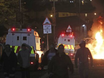 Varias personas, en los disturbios de este jueves en Londonderry (Irlanda del Norte). En vídeo, la policía habla sobre el asesinato de Lyra McKee.