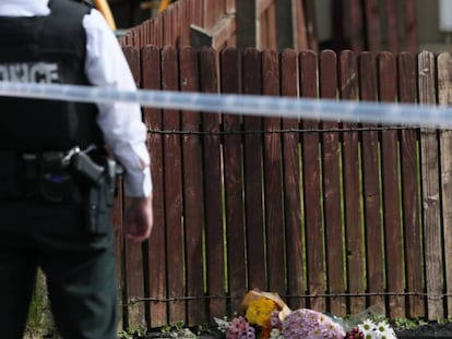 Una policía, en el lugar donde Lyra McKee fue asesinada, en Londonderry.
