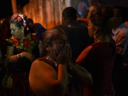 Un grupo de mujeres en el lugar del crimen, en Veracruz.