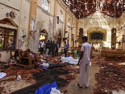 Interior de la iglesia de San Antonio, en Colombo, después de una de las explosiones.