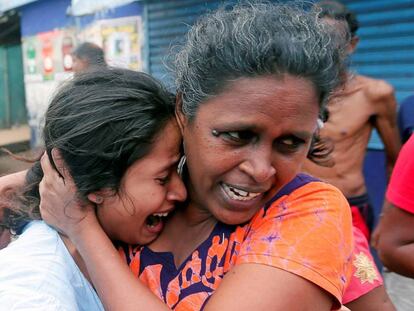 Vecinos de una de las iglesias atacadas, en Colombo (Sri Lanka), dejan sus casas después de que una bomba explotara este lunes mientras los artificieros intentaban desactivarla. REUTERS