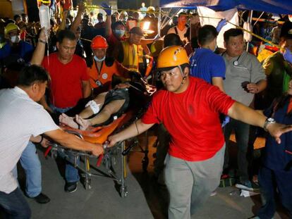 Un equipo de rescate transporta a una de las víctimas del terremoto de ayer en Filipinas. En vídeo, imágenes del terremoto.