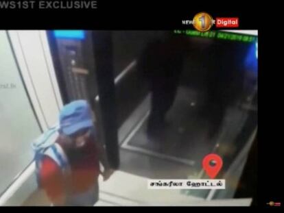 Imagen de uno de los terroristas en uno de los ascensores del hotel Shangri-la, en Colombo, antes de inmolarse el pasado domingo. En vídeo, imágenes de uno de los terroristas suicidas de Sri Lanka poco antes de provocar la masacre.