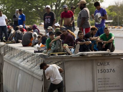 Inmigrantes centroamericanos esperan en un tren para viajar de México a Estados Unidos. En vídeo, declaraciones de los ministros mexicanos de Interior y Exteriores.