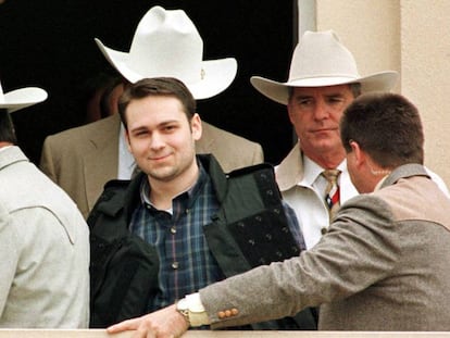 John William King, ao centro, após ser condenado à morte, em 1999. Em vídeo, declarações das autoridades texanas e da irmã da vítima de King após sua execução (em inglês).