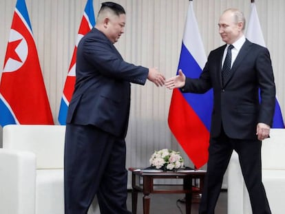 En vídeo, el presidente ruso, Vladímir Putin, recibe al líder norcoreano, Kim Jong-un, en Vladivostok.