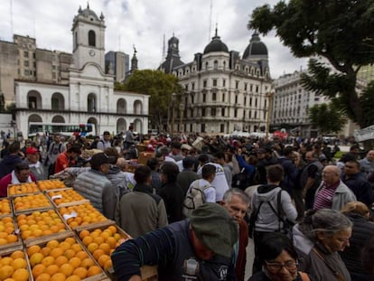 Productores de fruta reparten mercadería gratis en la Plaza de Mayo de Buenos Aires para reclamar ayudas oficiales para el sector, el martes 23 de abril. En vídeo, análisis de un economista argentino.