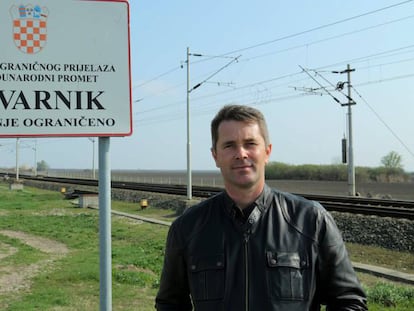 En la foto, Dubravko Blaskovic, presidente del Consejo de la Región de Vukovar, junto a un cartel de acceso a Tovarnik, a escasos metros de la frontera con Serbia.