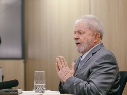 Lula, durante la entrevista en la cárcel de Curitiba.