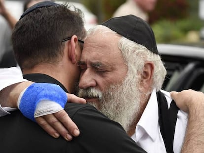 El rabino Yisroel Goldstein, herido en la mano en el atentado, este domingo.