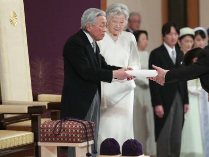 El emperador japonés Akihito en su ceremonia de abdicación este martes en Tokio.