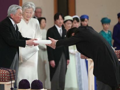 El emperador japonés Akihito en su ceremonia de abdicación este martes en Tokio.