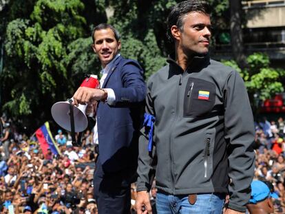 Guaidó y López, en Caracas, acompañados de una multitud.