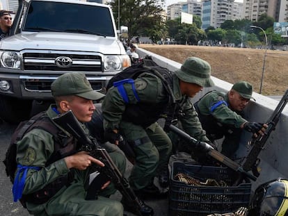 Miembros de la guardia Nacional Bolivariana unidos a Guaidó combaten en la zona de Altamira esta mañana.