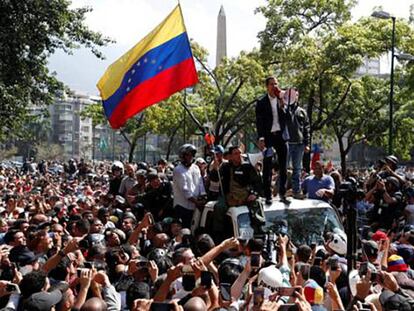Guaidó y López, en Caracas, acompañados de una multitud.
