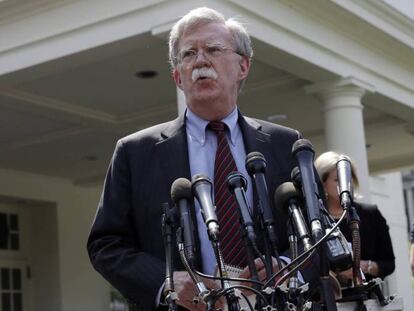 John Bolton atiende a la prensa este martes, en la Casa Blanca. En vídeo, cronología de la jornada del martes en Venezuela.