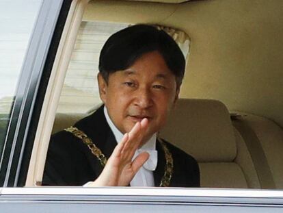 El emperador Naruhito saluda antes de llegar a la ceremonia. En vídeo, la despedida del emperador emérito Akihito.