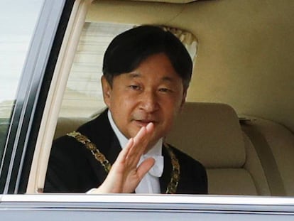 El emperador Naruhito saluda antes de llegar a la ceremonia. En vídeo, la despedida del emperador emérito Akihito.