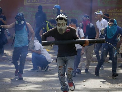 Manifestaciones contrarios al régimen de Maduro, en las protestas de este miércoles en Caracas. En vídeo, declaraciones del padre de Leopoldo López.