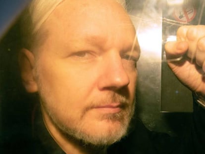Julian Assange a su llegada a un tribunal londinense que decide sobre si violó la libertad condicional. En vídeo, perfil de Assange.