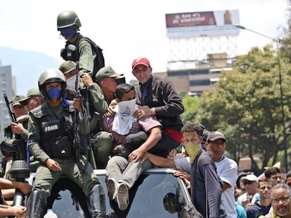 Soldados, con seguidores de Juan Guaidó este martes. CARLOS EDUARDO RAMIREZ REUTERS. En vídeo, intervención de Juan Guaidó. ATLAS
