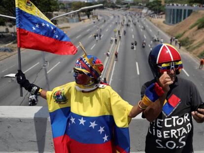 Afines a Juan Guaidó este miércoles, en Caracas. En vídeo, intervención de Guaidó ante sus seguidores.